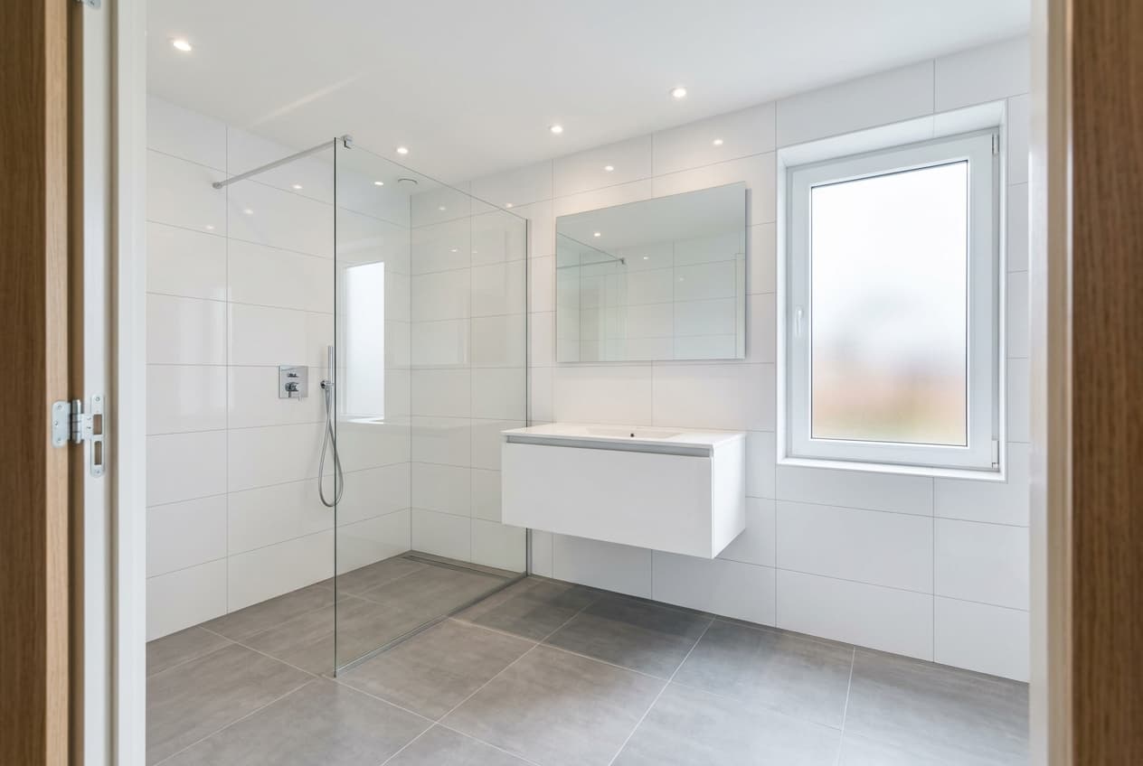 Lege badkamer voor Modern Nederlands styling